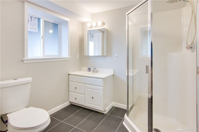 Baño con lavadora y secadora en la unidad. - 4300 S 140th St
