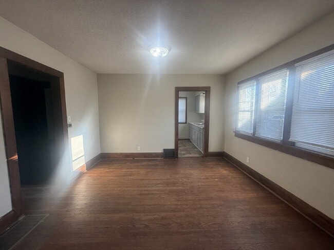 Photo - 2824 Des Moines St