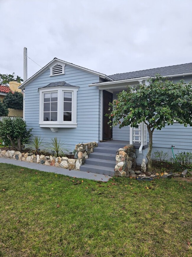 Charming House on the Hill in Point Loma - Charming House on the Hill in Point Loma