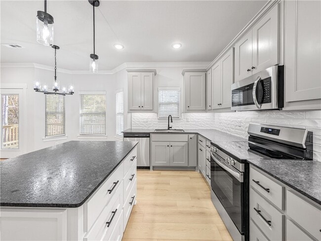 Photo - 100 Selkirk Dr