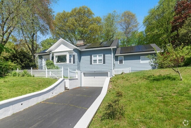 Building Photo - 564 Fairfield Woods Rd Rental