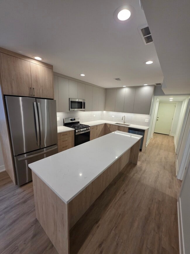 Photo - 2741 W Belmont Ave Unidad GARDEN