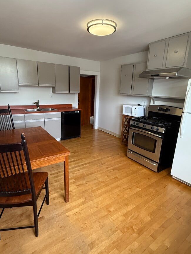 Building Photo - 54 Webster Ave Unit 3R Rental