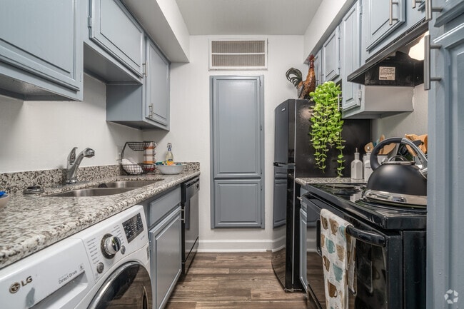 1BR, 1BA - 635SF - Kitchen - Woodlake Townhomes & Apartments