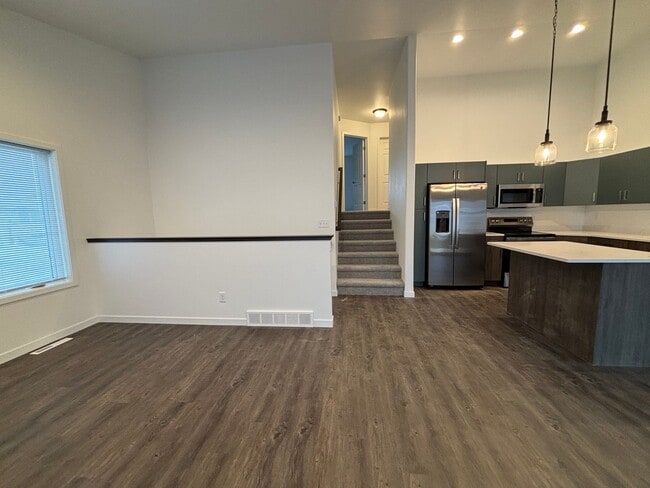 Building Photo - 3 Bed 3 Bath Town Home