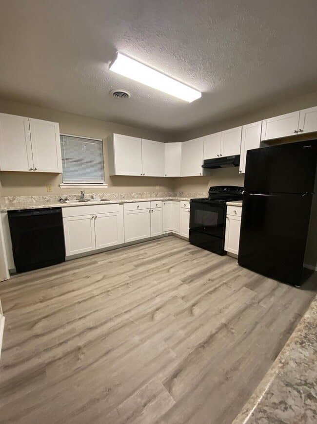 Building Photo - 1605/1607 Cedar Shoals Dr Unit 1607