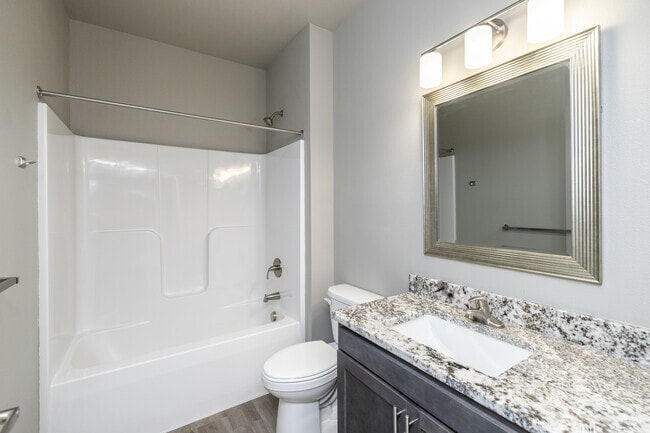 2BR, 2BA - 1,002SF - Primary Bathroom