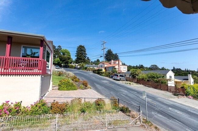 Photo - Beautiful 3 bed 2 bath newly renovated Kensington view home