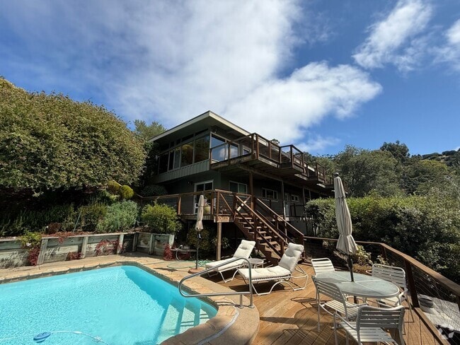Building Photo - SPACIOUS  FOUR BED / THREE BATH SAN RAFAEL... Rental