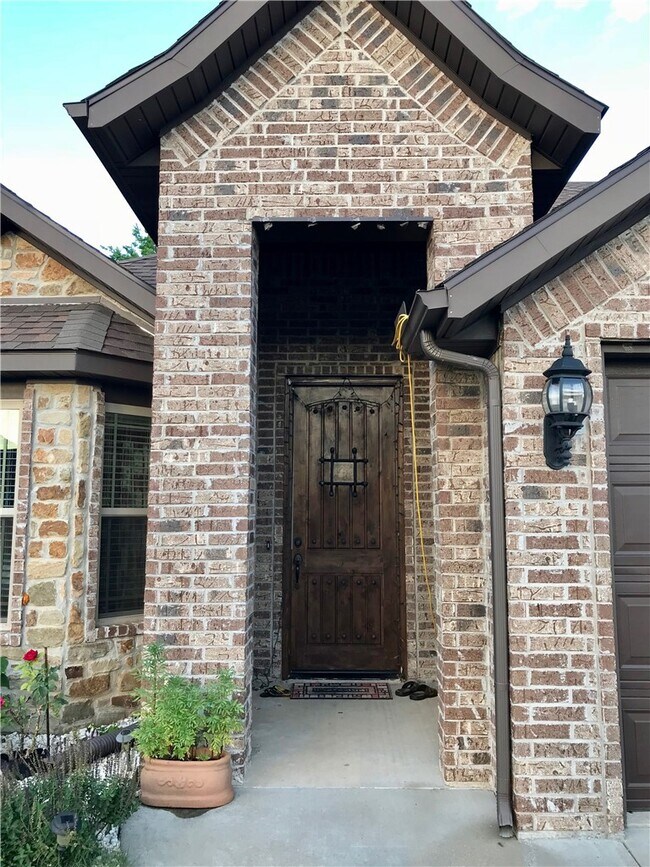Photo - 805 SW Caprington St