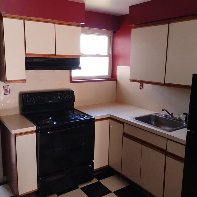 Building Photo - 13 Western Ave