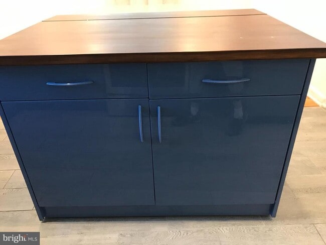 Photo - 212 Robbins St