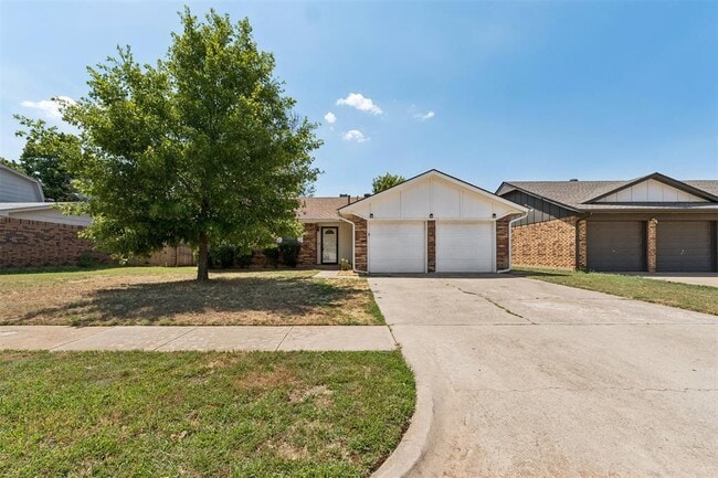 Building Photo - 213 S Silver Dr