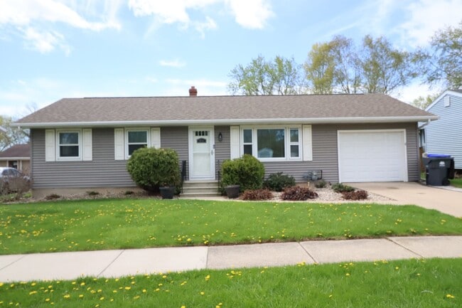 Building Photo - Charming 3 Bedroom Neenah Home with fenced yard