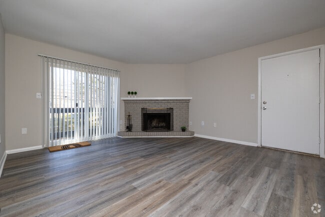 2BR, 2BA - 1,000SF - Living Room