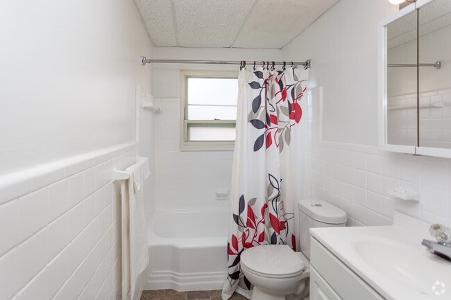 2BR, 1BA - 660 SF