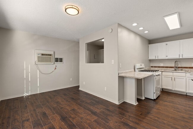 Photo - 2800 Vail Ave SE