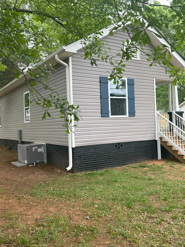 Photo - 105 Hawkins St