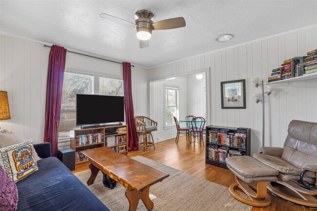 Building Photo - Apartment in Arlington Heights