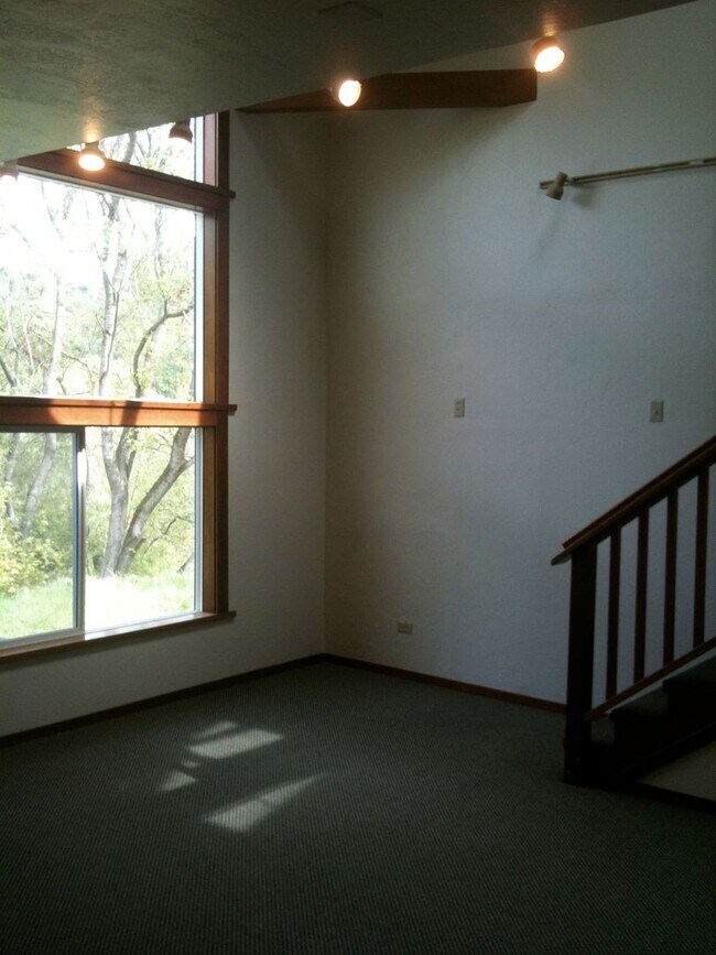 Photo - 3/1 Close to UC, hiking, mountain biking a...