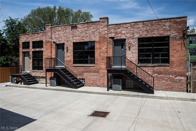 Building Photo - 3002 Franklin Blvd Unit 3