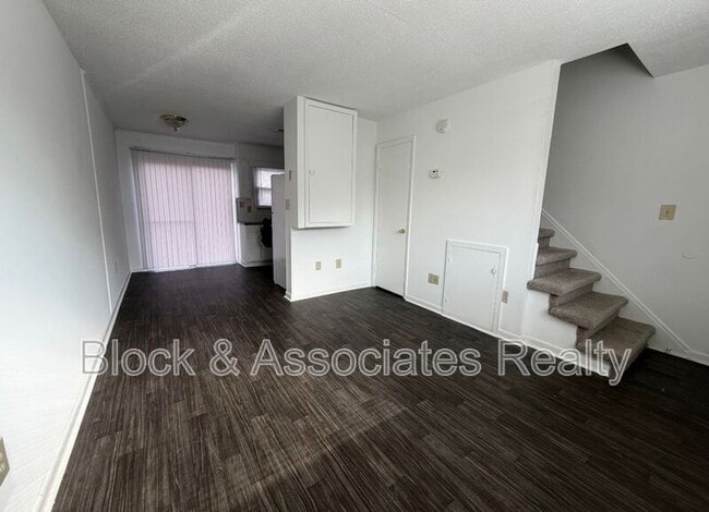 Photo - 1023 Salisbury St Unit E