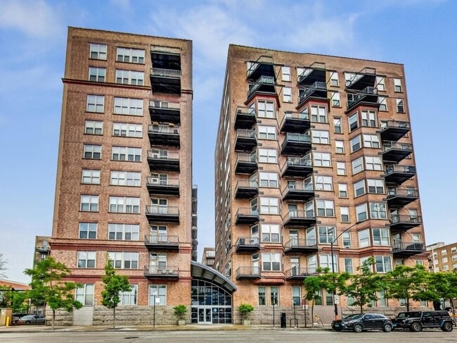 Building Photo - 500 S Clinton St