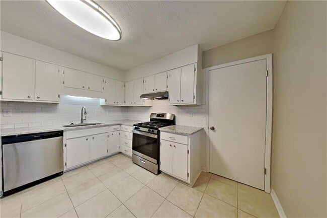 Photo - 2444 Mistletoe Ln SW