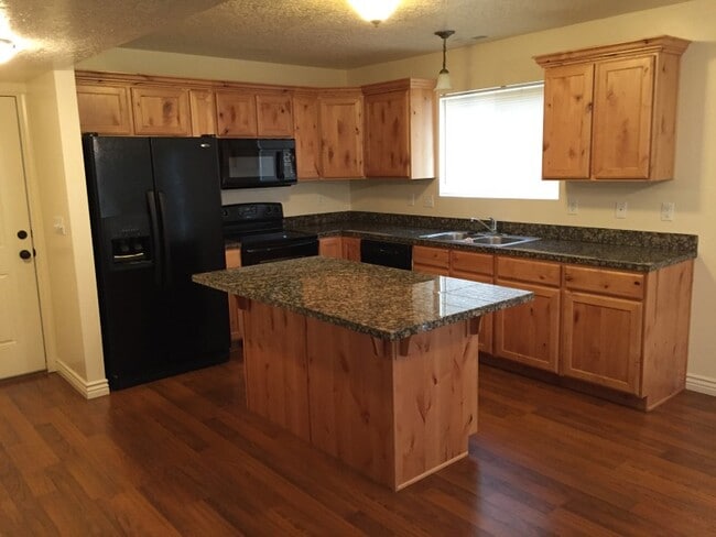 Photo - 460 W 1140 N