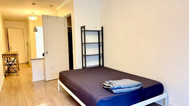 Building Photo - 3617 Rue Sainte-Famille Unit 1