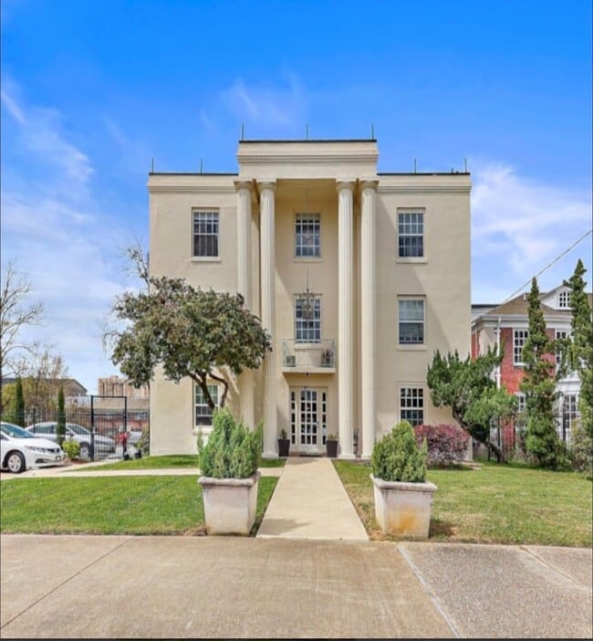 Building Photo - One-Bedroom Apartment In Belhaven! Unit C5