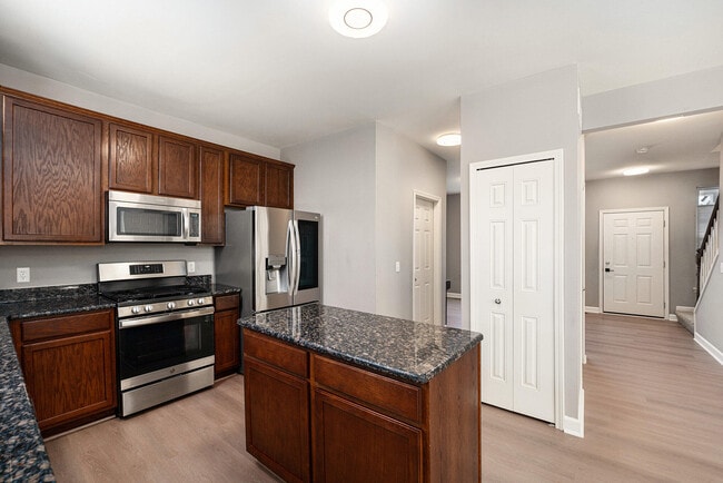 Photo - 27106 Ladbroke St