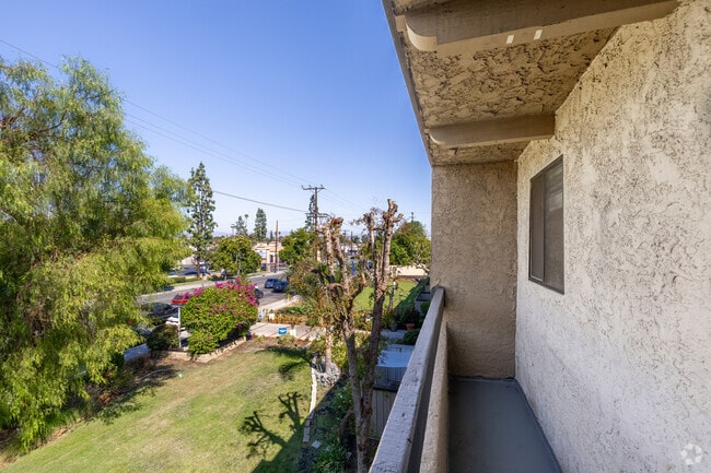 2BR, 2BA - 820SF - Balcony