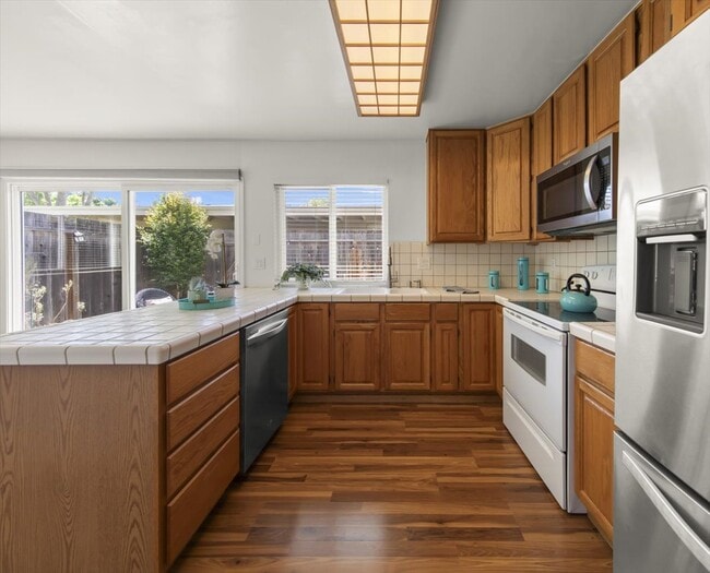 Photo - 1811 Queen Victoria Way