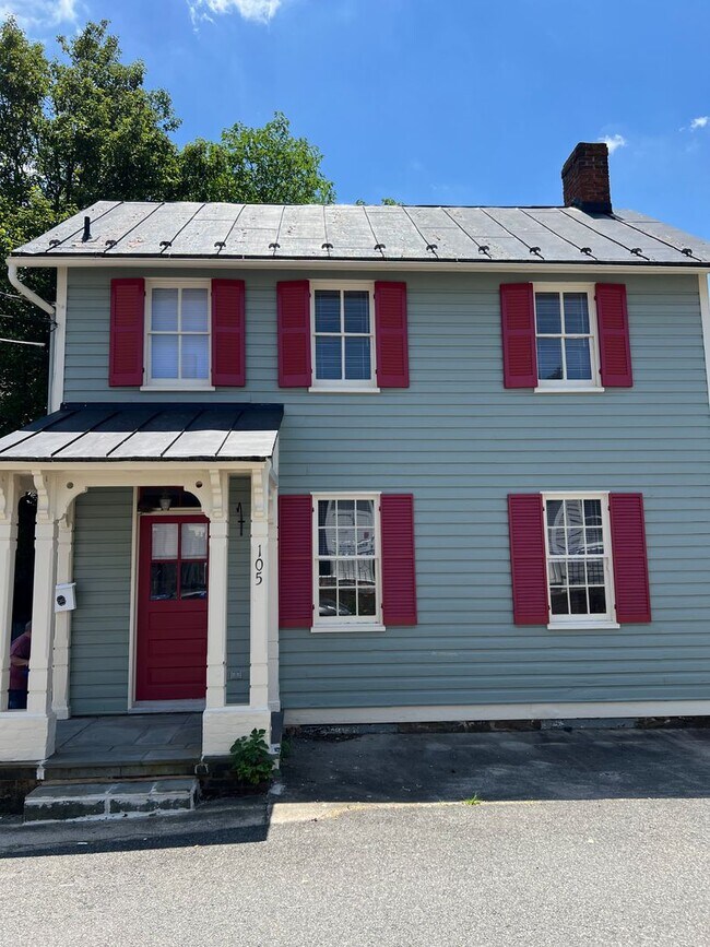 Great Victorian House in Historic District - Great Victorian House in Historic District