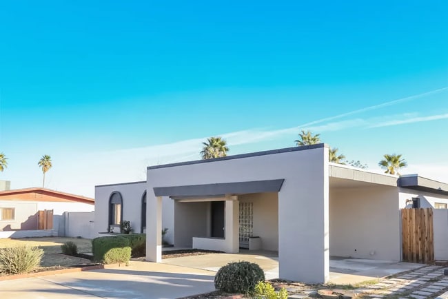 Building Photo - 3038 E Dahlia Dr