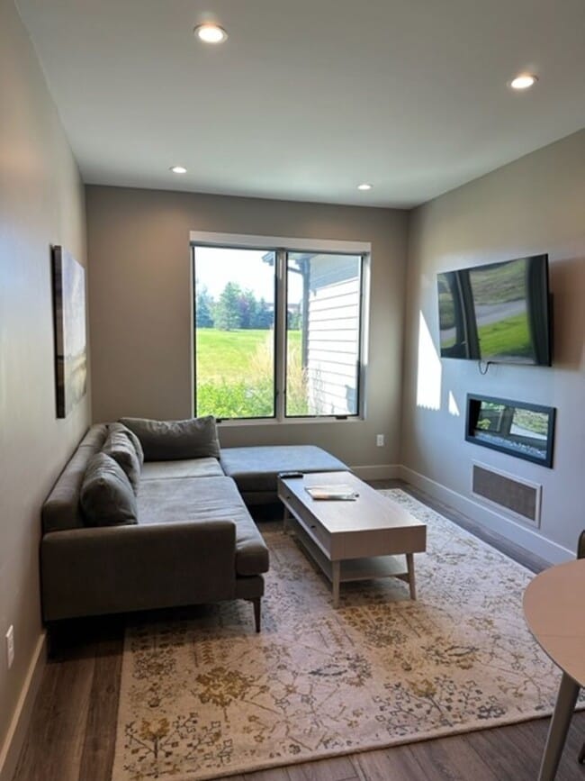 Photo - Fully Furnished Condo for Rent in Black Bull!