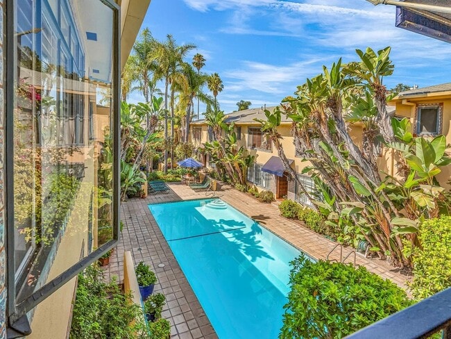 Building Photo - 1615 N Laurel Ave Unit 204