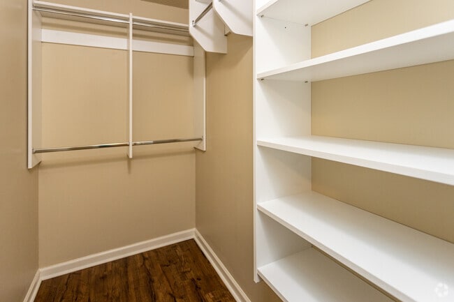 2 BR, 2 BA - 1,300SF