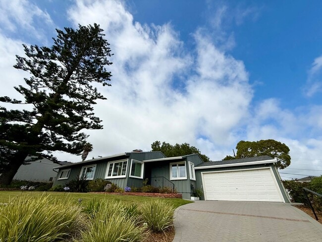 Building Photo - Beautiful 3BR/3BA Point Loma Home with Vaulted Ceilings & Central AC