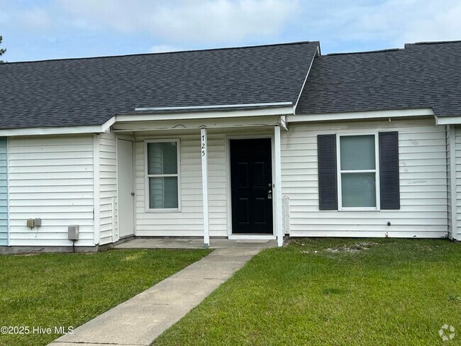 Building Photo - 725 Pinewood Dr Rental
