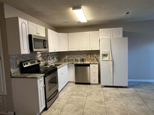Building Photo - "Charming 3-Bedroom Townhouse in Fort Walt...