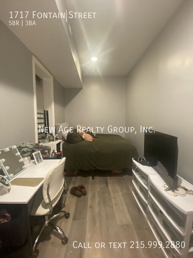 Photo - 1717 Fontain St