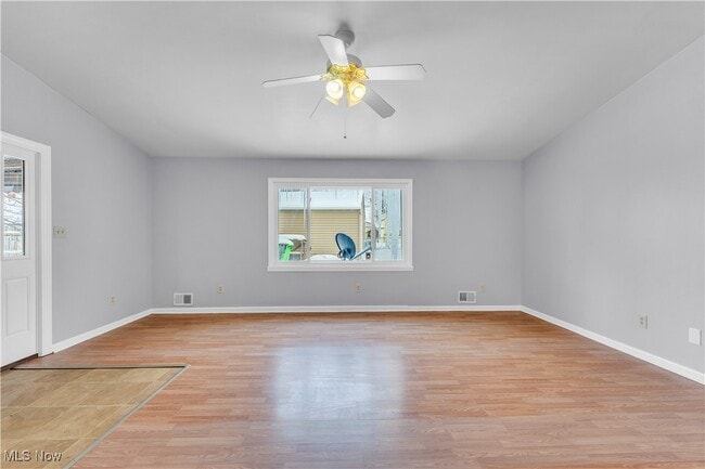 Photo - 369 E 232nd St