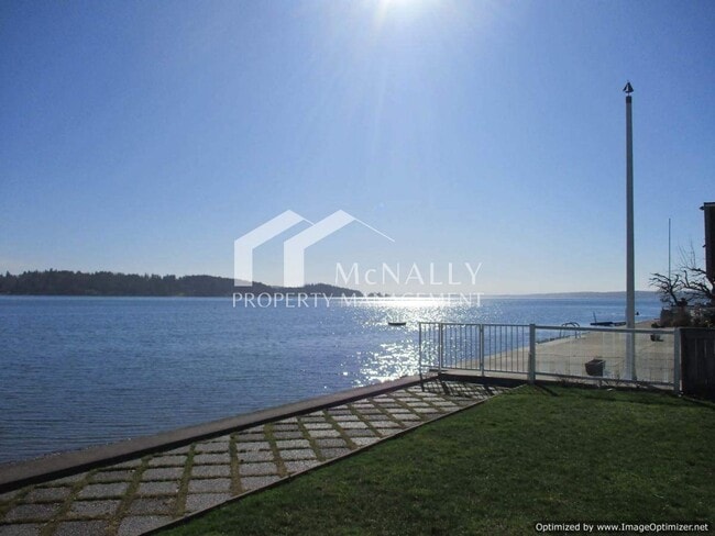 Building Photo - UNIQUE ARTIST-DESIGNED LOW-BANK WATERFRONT... Rental