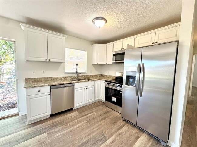 Photo - 307 27th St E
