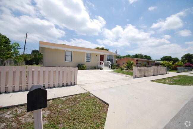 Building Photo - 1490 NW 3rd St Rental