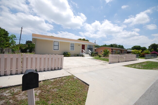 Photo - 1490 NW 3rd St Casa