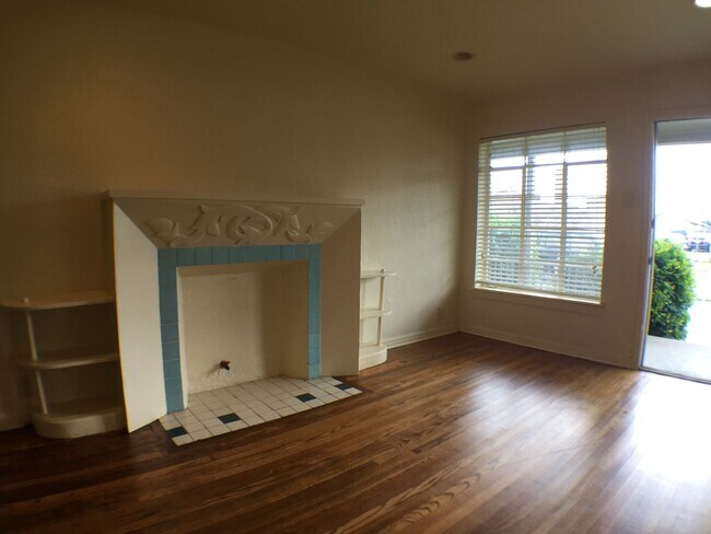 Building Photo - 205-207 Tennant Unit 205