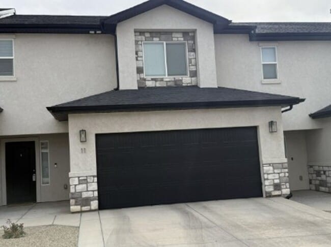 Building Photo - Beautiful 3 Bed/2.5 Bath Townhome For Rent!